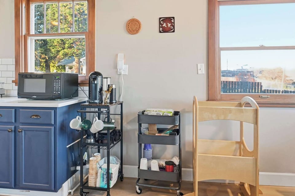 A functional space equipped with everything you need for a quick snack or coffee break during your stay.