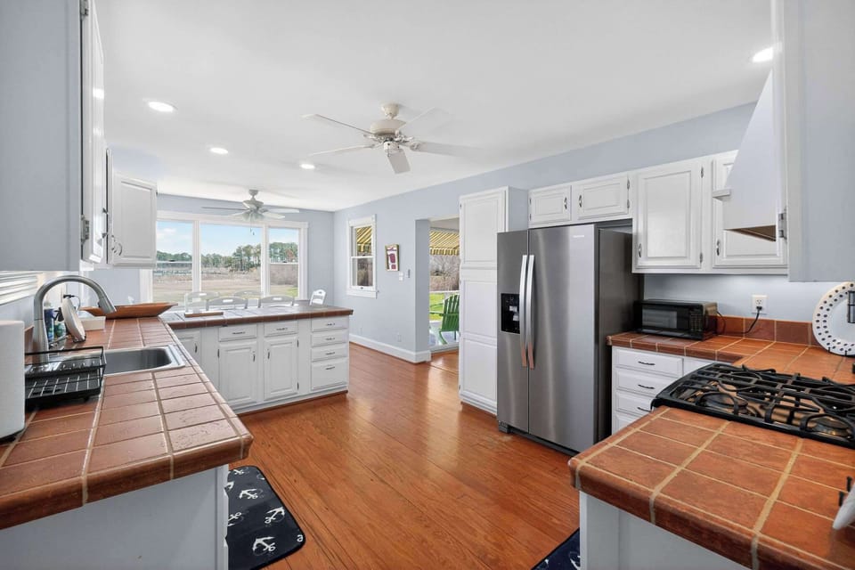 Cook like you’re at home in this bright, fully equipped kitchen.