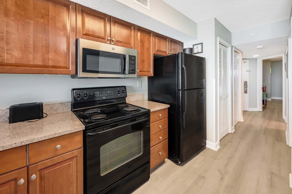 Spacious Kitchen w/ Essentials 🍳
