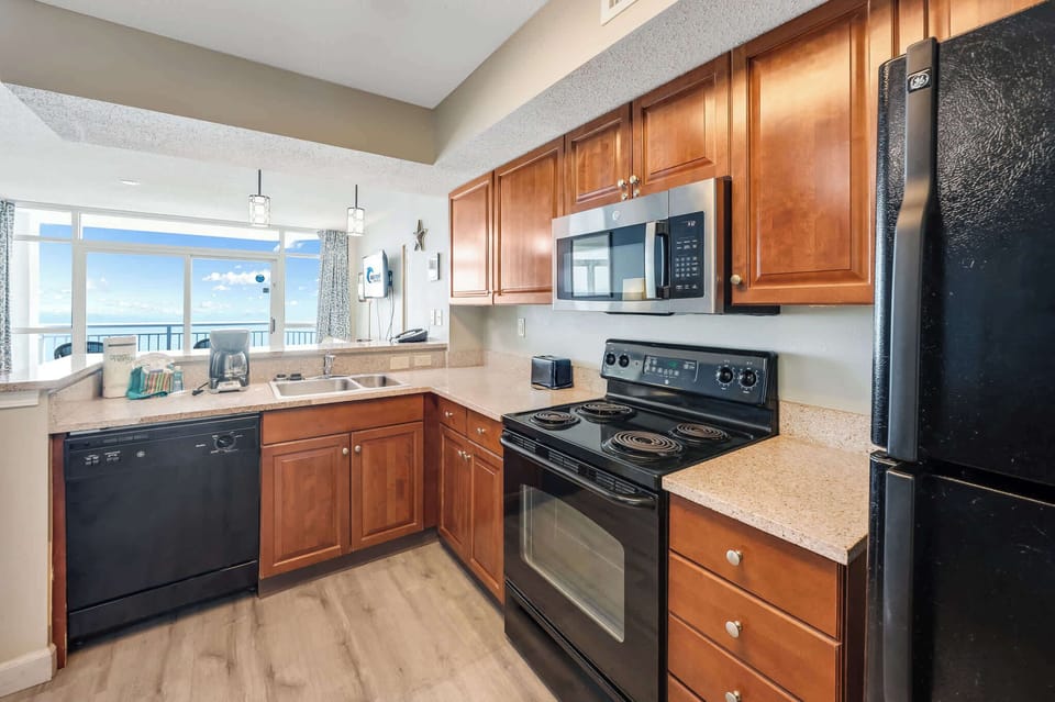 Spacious Kitchen w/ Essentials 🍳
