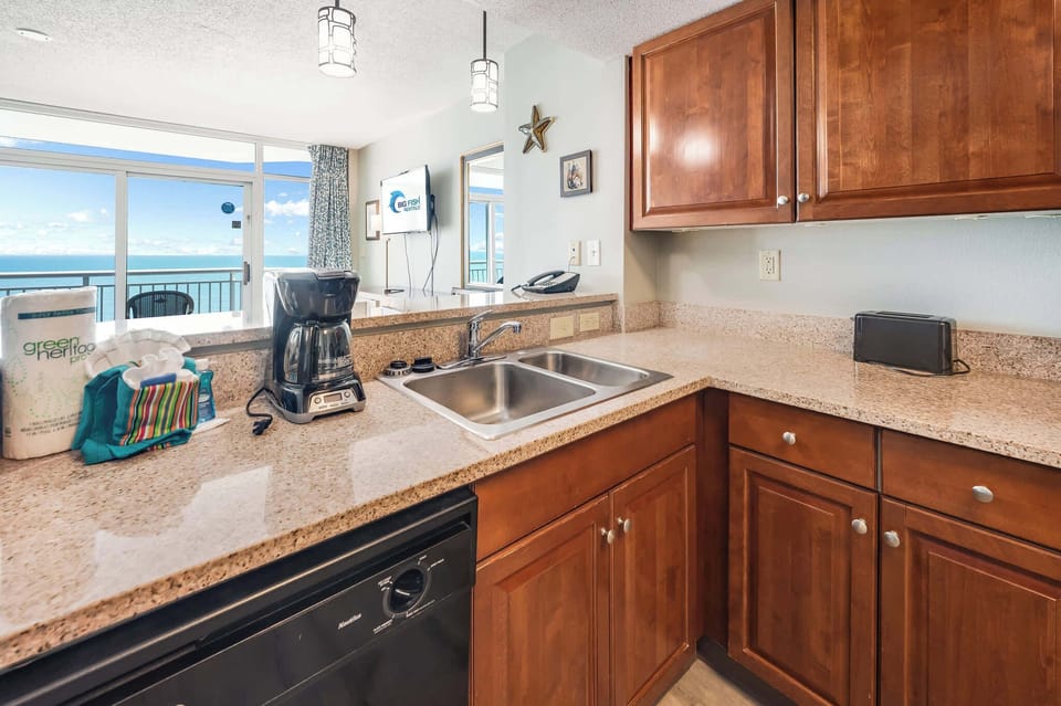 Spacious Kitchen w/ Essentials 🍳
