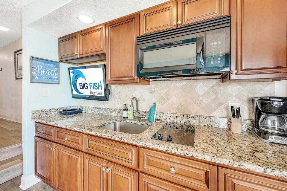Spacious Kitchen w/ Essentials 🍳
