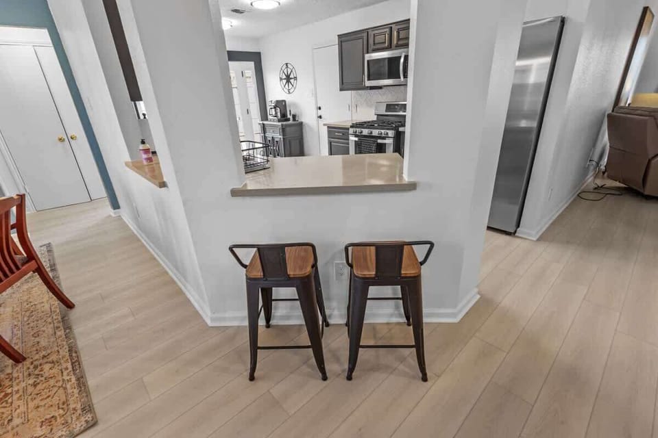 Kitchen Bar: Chic seating invites you to sip your morning coffee and savor the moments!