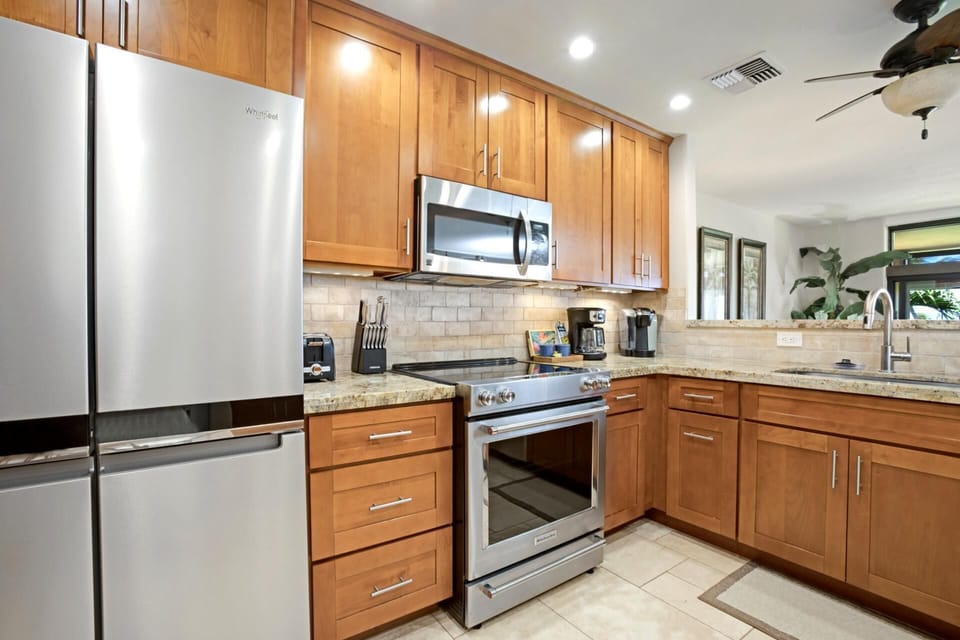     Whip up something special in a space that sparks creativity. KRO-L201
