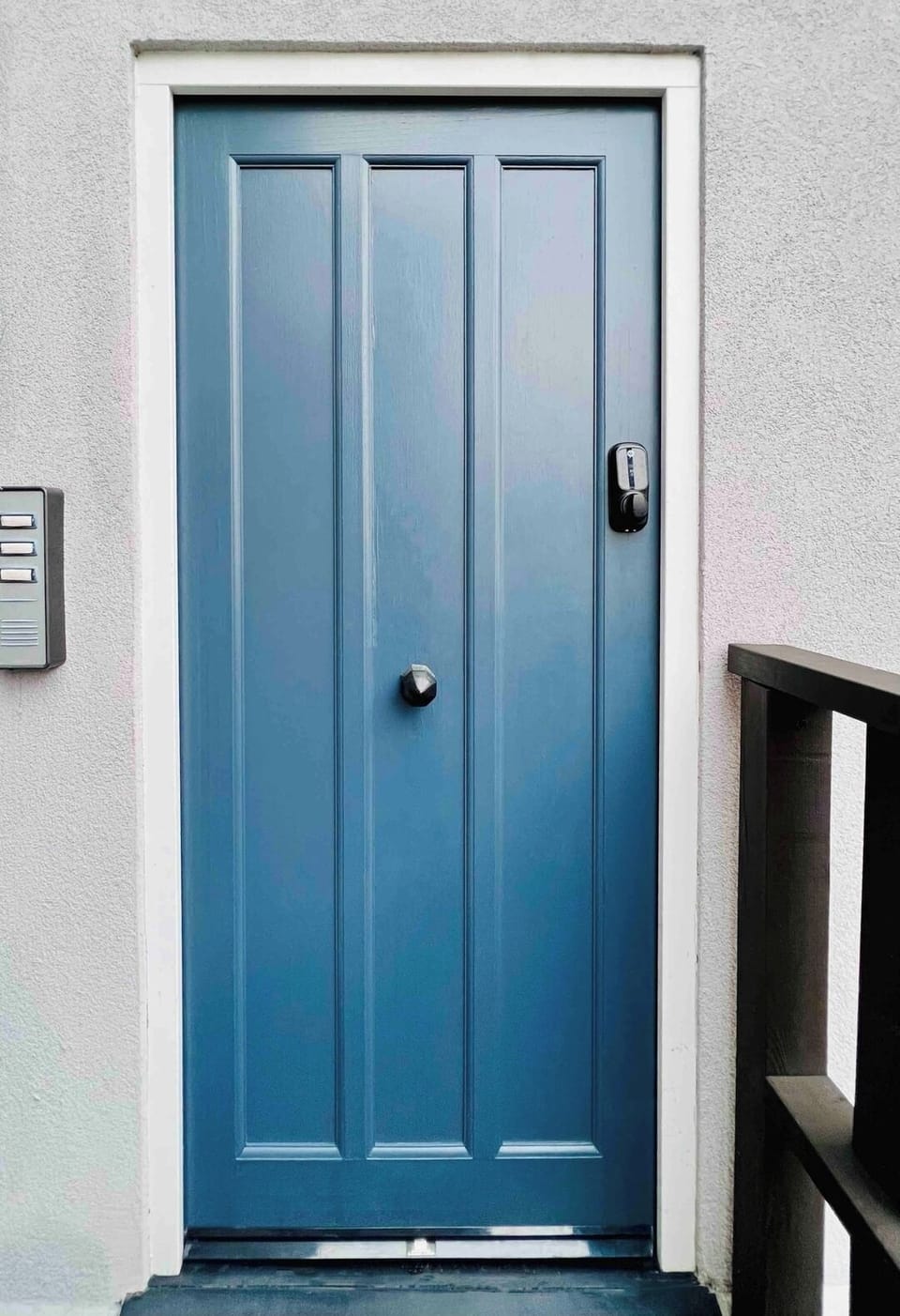 Entry door with smart lock for secure self check-in