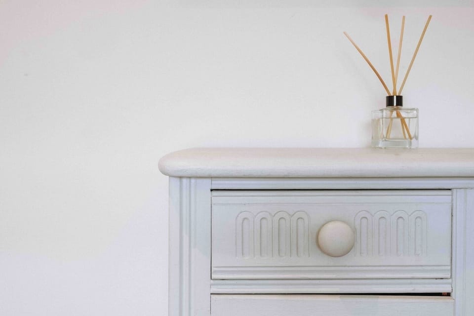 Dresser with minimalist design and fresh scent