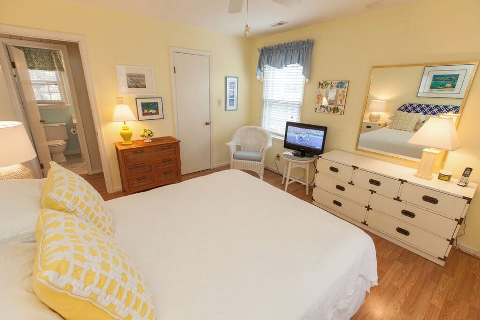 2nd floor
Bedroom 2
Queen bed