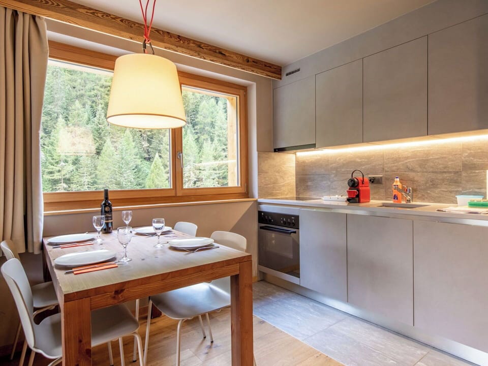 Furniture, Interior Design, Kitchen, Countertop, Flooring, Wood, Ceiling, Kitchen Appliance, Room, Cabinetry