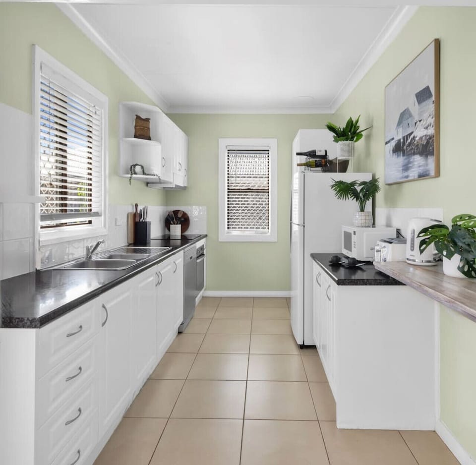 Full kitchen with appliances, basic supplies and coffee machine
