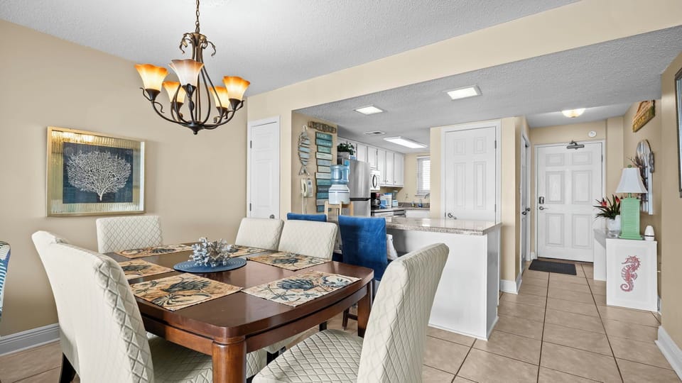 Driftwood Towers 4C - Dining into Kitchen area