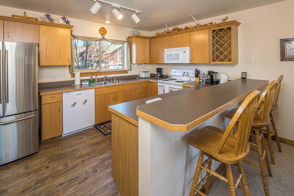 Ample counter space provides lots of room for prepping together | Main Level