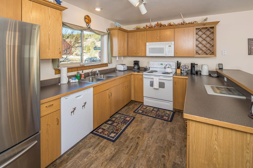 Fully equipped kitchen for all your culinary creations | Main Level
