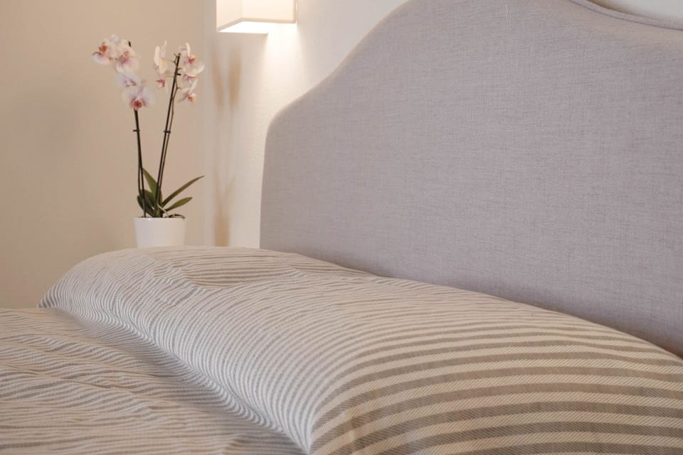 Bed, Furniture, Bedroom, Bedding, Bed Sheet, Linens, Wood, Interior Design, Textile, Bed Frame