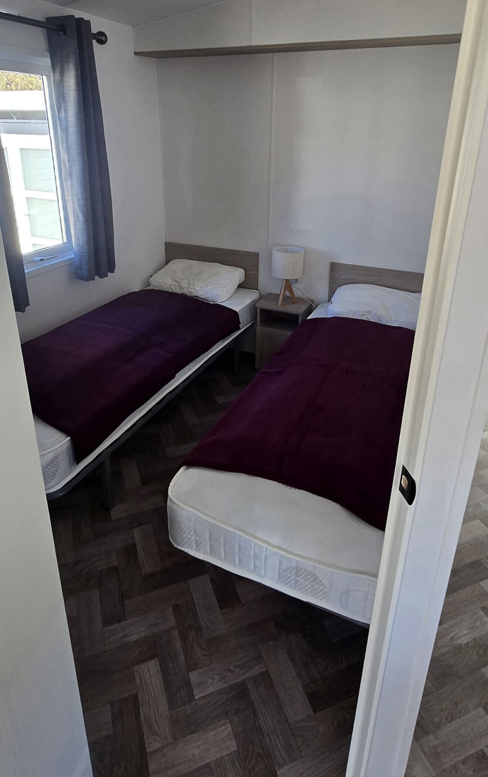 bedroom with 2 single beds