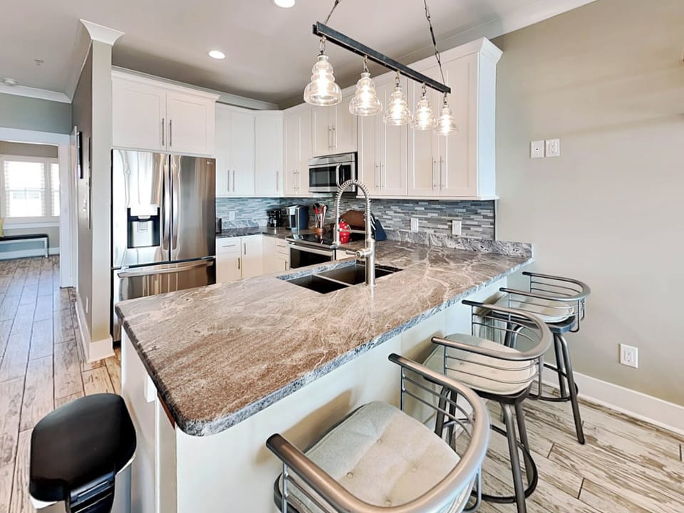 Full Kitchen w. Breakfast Bar + Barstool Seating