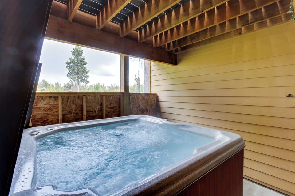 Indoor spa tub