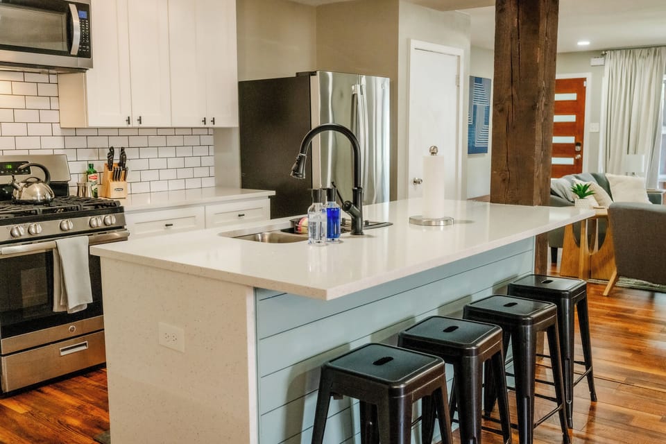 Bright, fully equipped kitchen