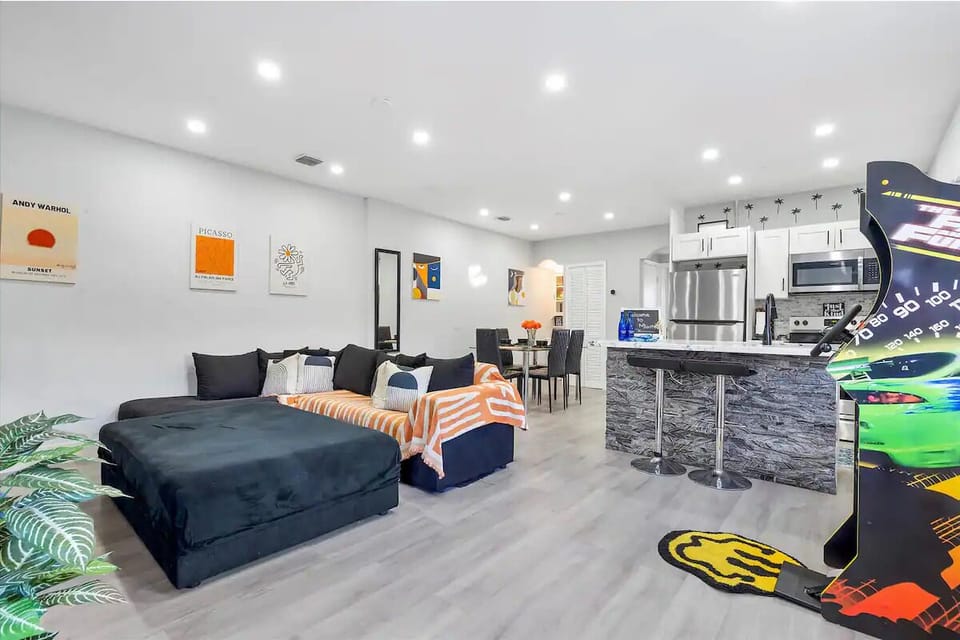 Ideal for families, featuring a patio with a hot tub, a fully equipped kitchen.