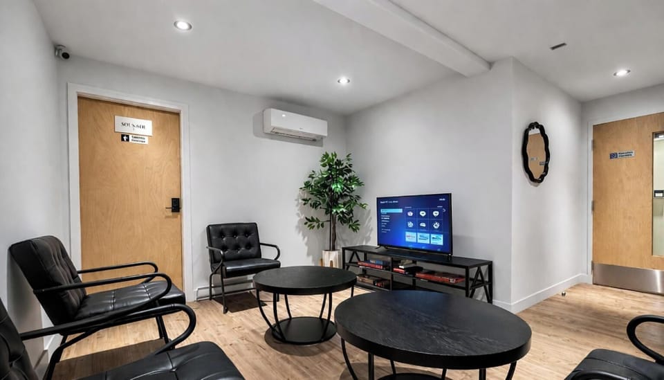 Salon et cuisine partagés : Détendez-vous avec style grâce à un mobilier moderne et une ambiance dynamique !