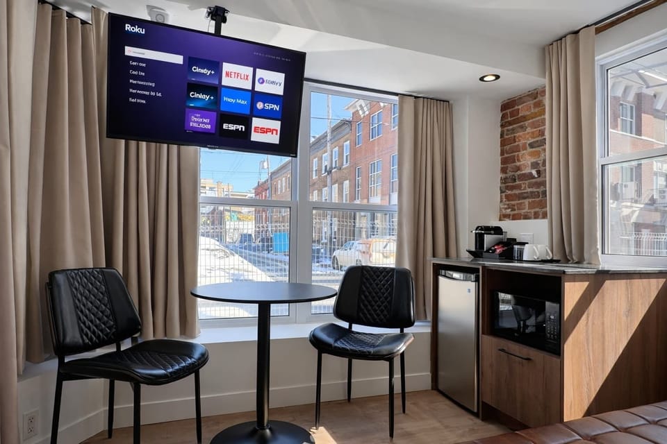 Studio chic : Un espace lumineux avec des sièges élégants, des équipements modernes et une vue sur la ville vous attendent pour votre aventure !