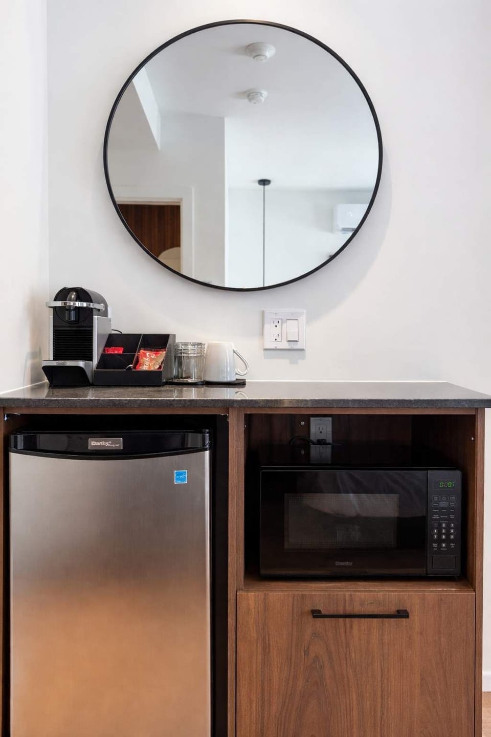 Profitez de votre propre cuisinette en chambre, équipée d'un mini-frigo, d'un micro-ondes et d'une machine à café—idéale pour un petit-déjeuner rapide ou une collation tardive.