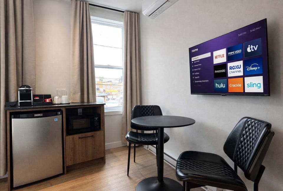 Salon : Profitez de vos contenus préférés en streaming dans cet espace élégant au décor raffiné et aux équipements modernes !