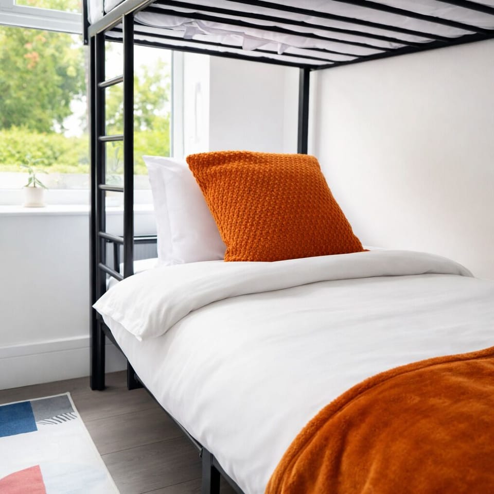 A single bunk bed perfect for friends, siblings, or groups visiting London for work. Features a comfortable memory foam mattress for restful nights.