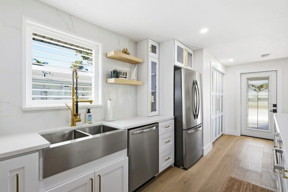 Beautiful full kitchen