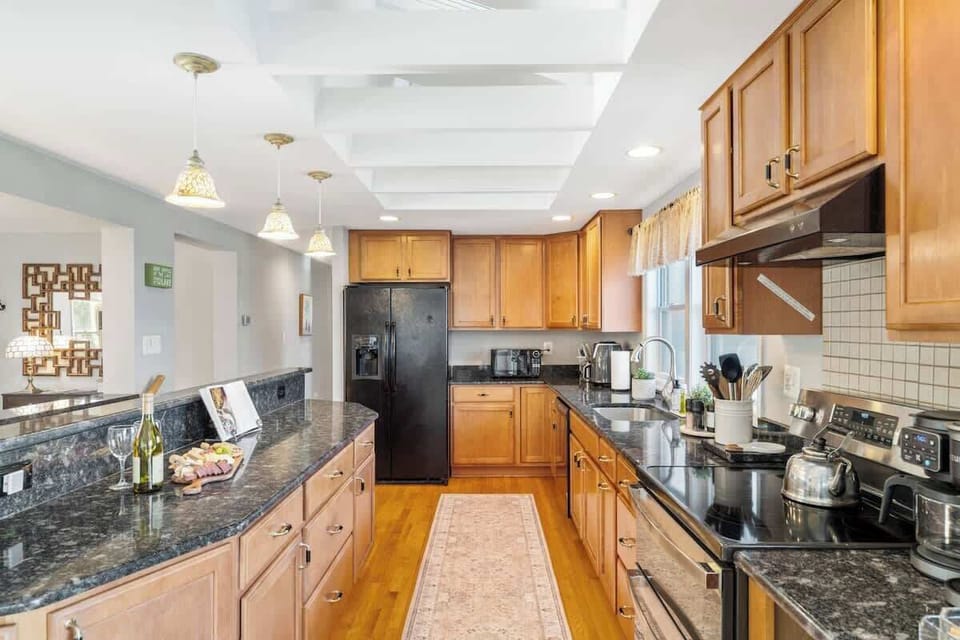 Gourmet Kitchen: Create culinary masterpieces with sleek granite counters and modern appliances!