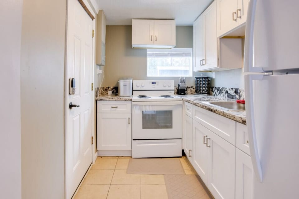 Kitchen | Granite Countertops | Compact Layout