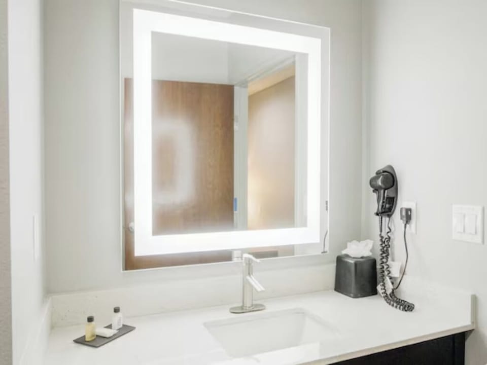 Start your day with a spotless sink and luminous mirror.