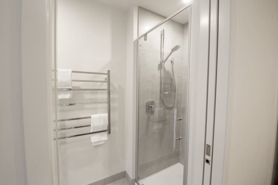 Full bathroom 2 on lower level 1 ensuite - gas hot water and underfloor heating