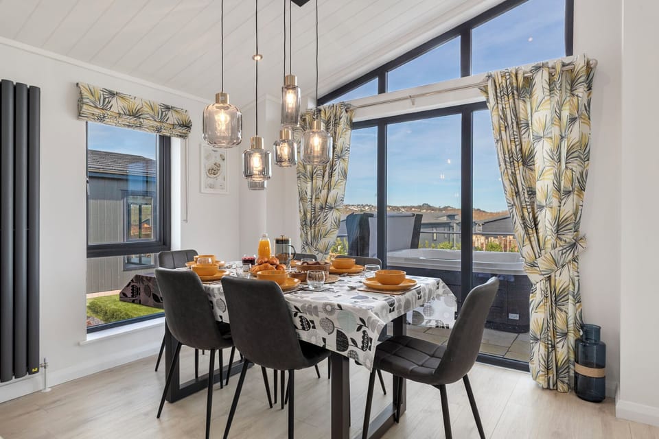 Luxury Lodge, Hot Tub, Walk to Beach