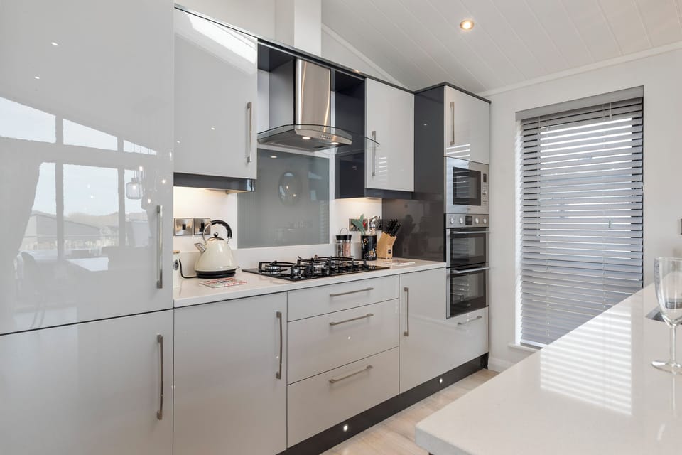 Luxury Lodge, Hot Tub, Walk to Beach