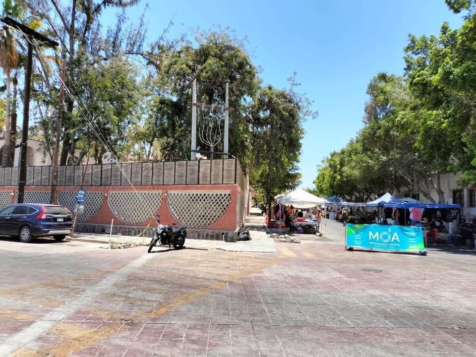 Ubicado junto a un vibrante mercado orgánico que se instala los martes, sábados y domingos, Sandy Shores te ofrece una experiencia única. Disfruta de productos frescos y artesanías locales a solo unos pasos de tu cabaña.