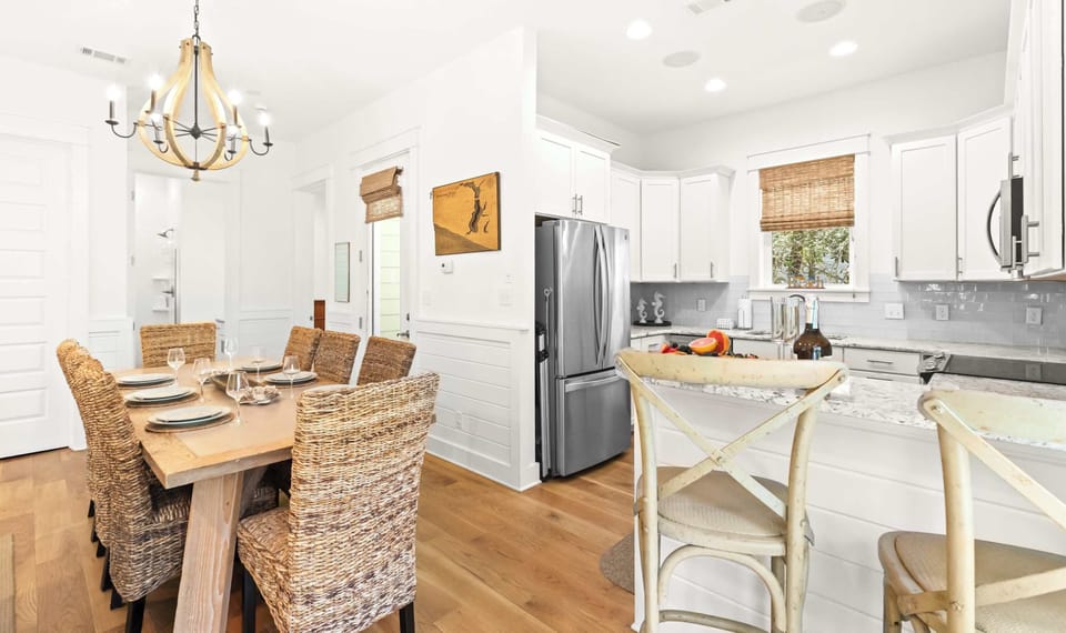 Dining area: Seating for 8, 2 barstools