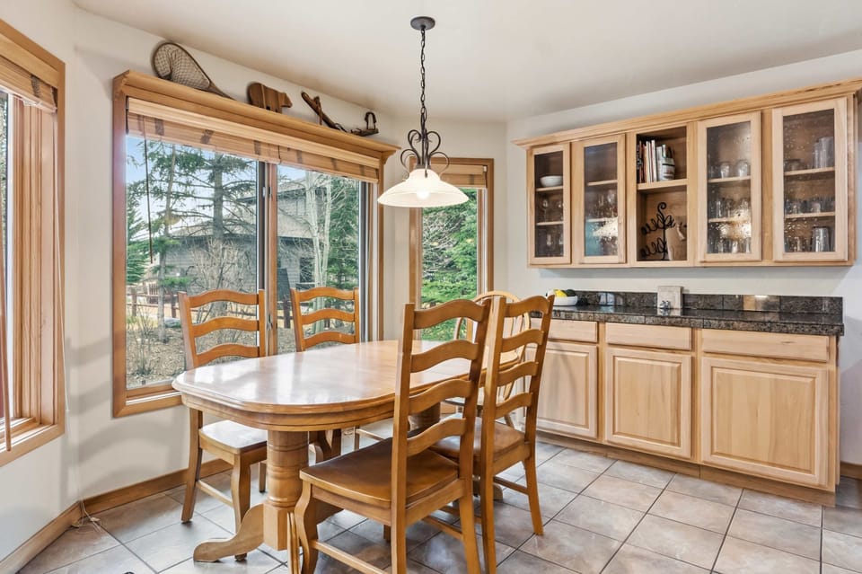 Dining nook: Seating for 6 in kitchen area