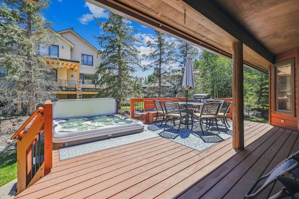  Patio: 6-person private hot tub, outdoor seating 
