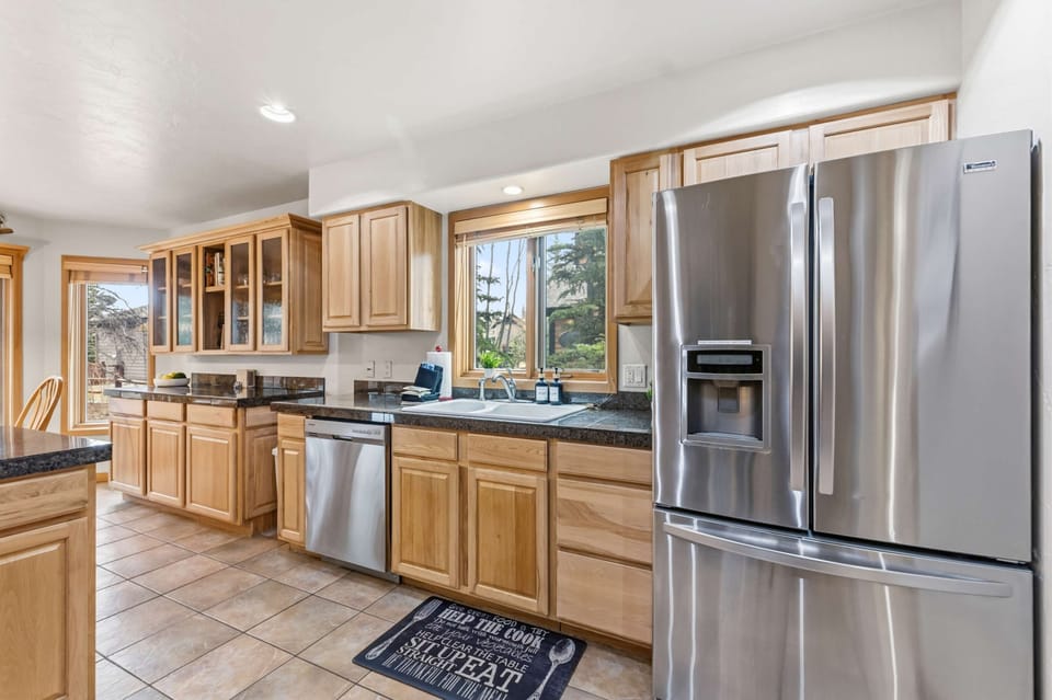 Kitchen: Drip coffee maker, Keurig, blender, kettle, cooking utensils, tableware 