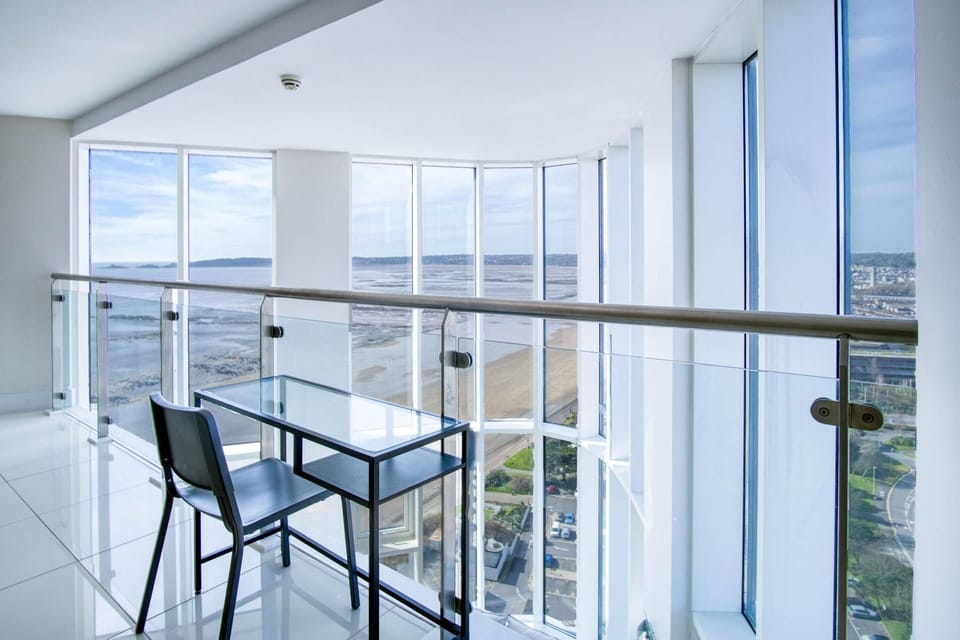 High Floor Meridian Tower - 3 Bedroom - Swansea (10208)