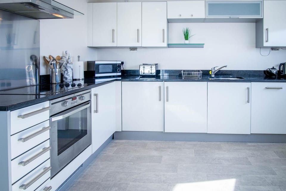 High Floor Meridian Tower - 3 Bedroom - Swansea (10213)