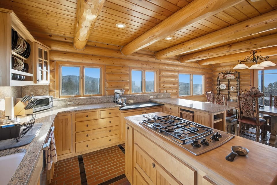Kitchen (Main Floor)