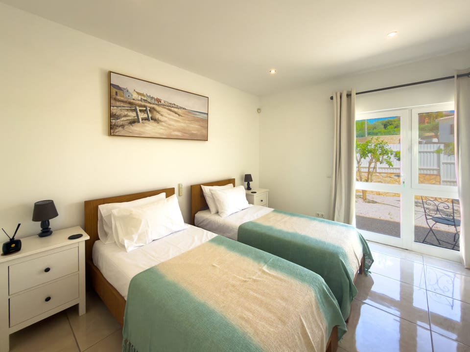 Lovely, bright twin bedroom with built in wardrobes and en-suite shower room and access to private outdoor space.