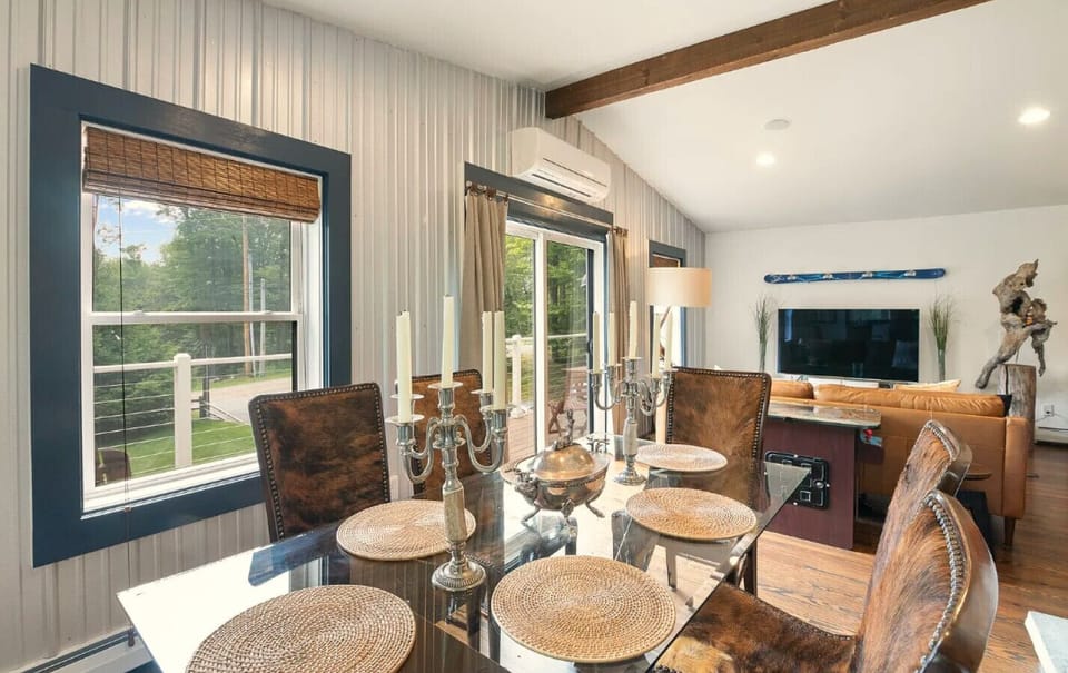 Dining Room- seats-6