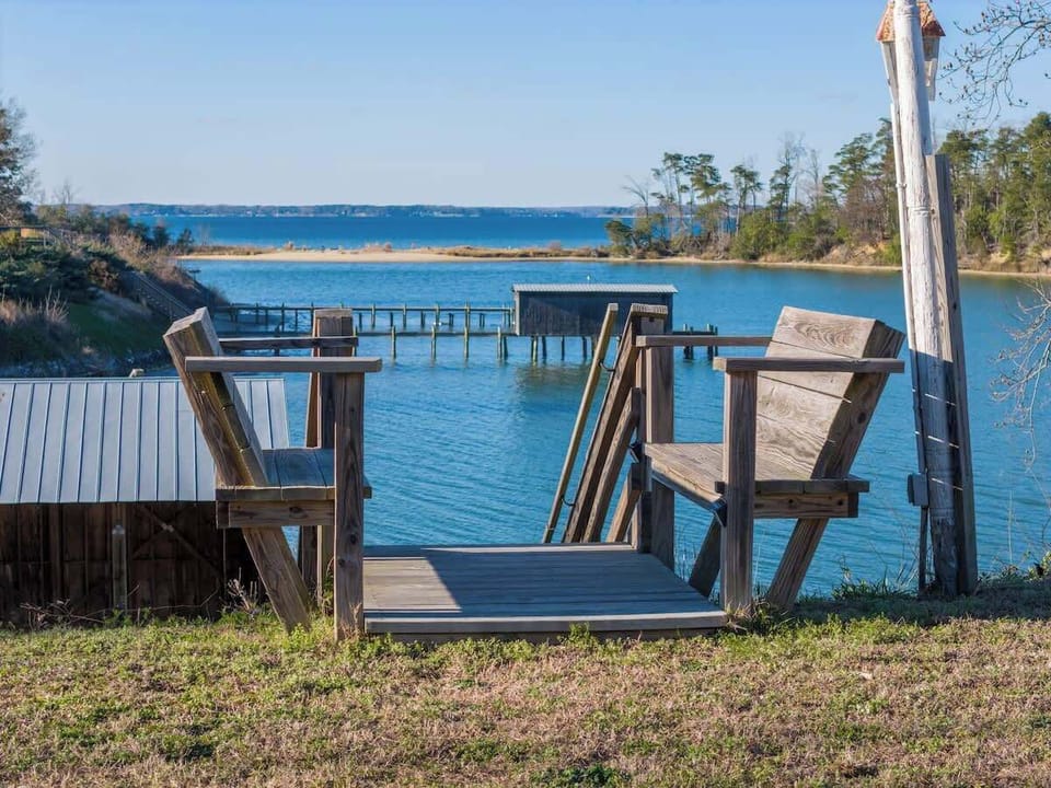 Backyard - Kayaks, Fishing Poles, Bring Your Boat, Rent a Boat, Pool, and more!