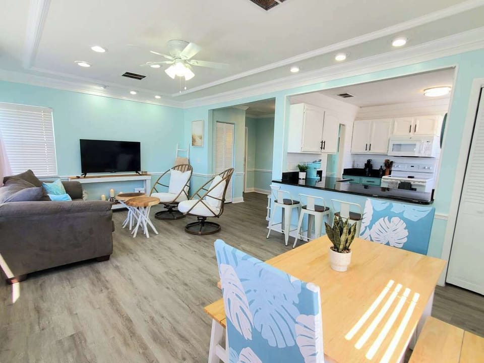 Dinning Area with additional seating available at the countertop on the 4 barstools that swivel so you can enjoy the view! 