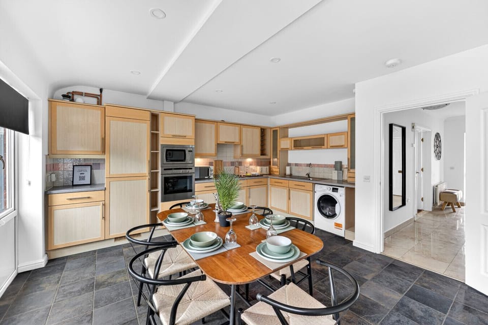 Dining area with seating for up to 6 guests