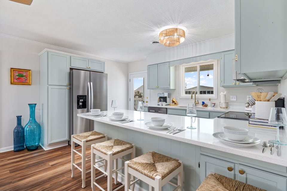 Dining bar area with seating for 4 on stylish stools, offering expanded seating and easy access to the kitchen—perfect for casual meals, morning coffee, or gathering with family and friends.