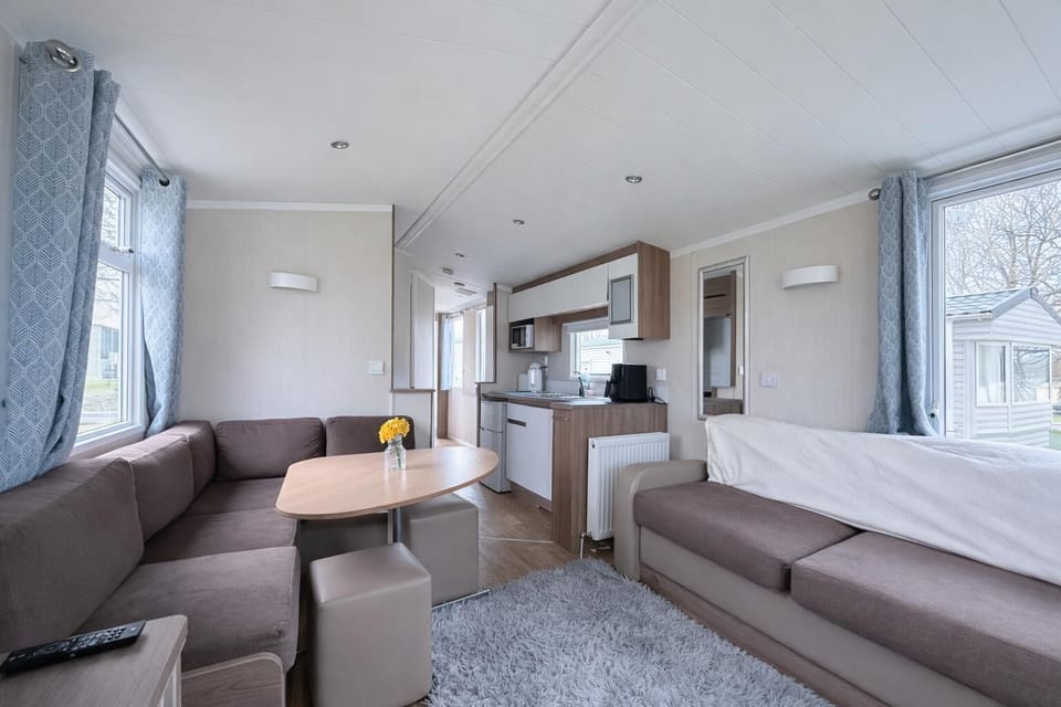 The open plan kitchen, diner and lounge is perfect for staying with a group. You can keep up with the chat of the day whilst popping the ketle on for a brew in Yorkshire.