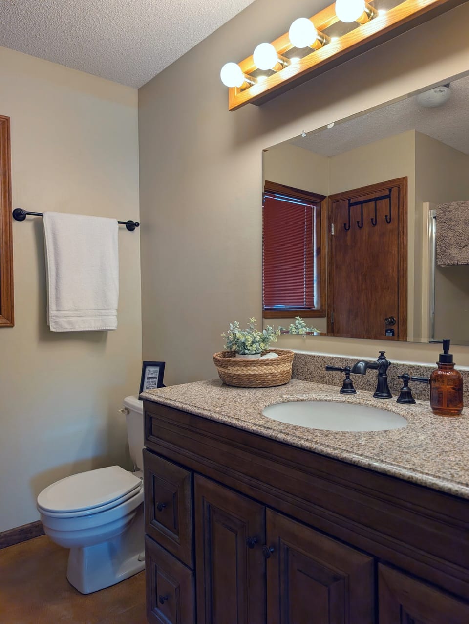attached full bathroom • shampoo, conditioner, body soap • towels